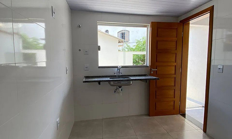 Linda Casa De Fundos...