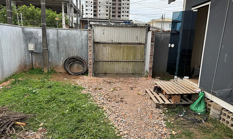 Aluga Casa Com Pátio...