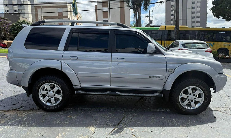 Mitsubishi Pajero - ...