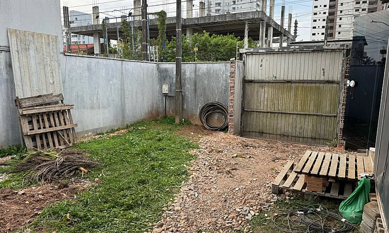 Aluga Casa Com Pátio...