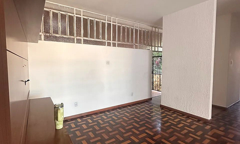 Aluga-Se Casa Ampla ...