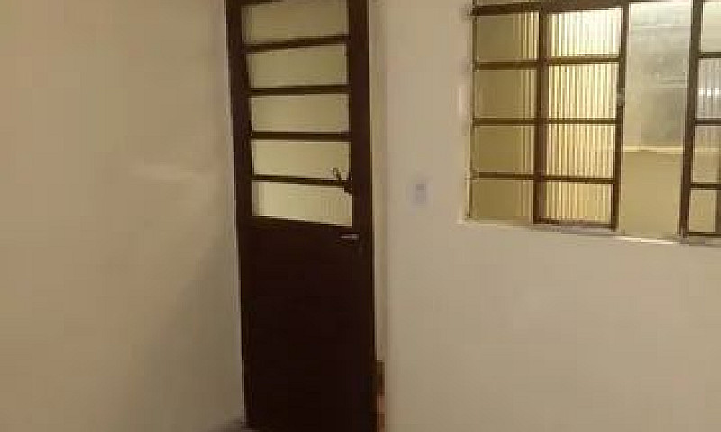 Aluga Casa De Fundos...
