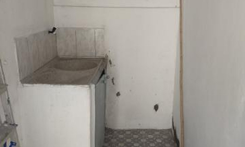 Alugo Casa...