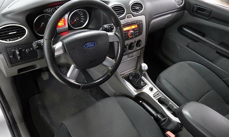 Ford Focus Hatch 1.6...