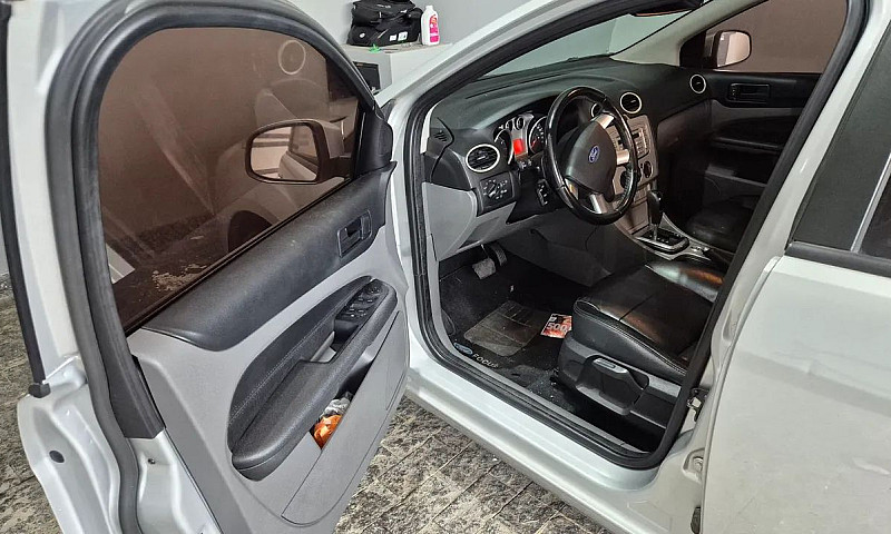 Ford Focus Sedan 2.0...