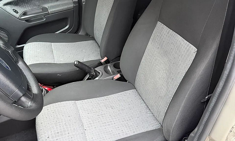 Ford Fiesta Sed. 1.6...