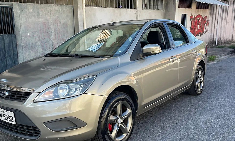 Ford Focus Sedan 2.0...