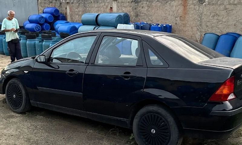 Ford Focus Sedan 1.6...