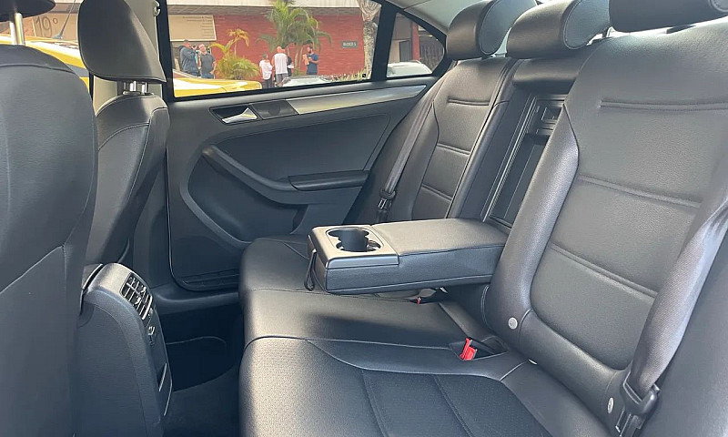 Volkswagen Jetta Com...
