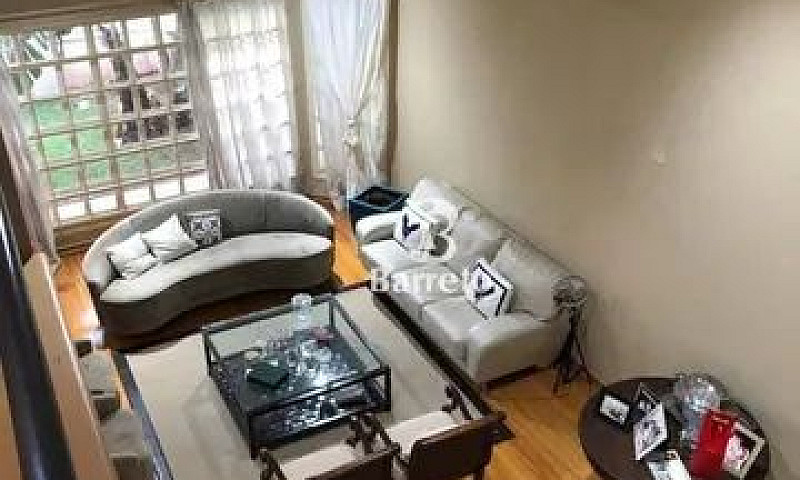 Casa Em Área Nobre D...