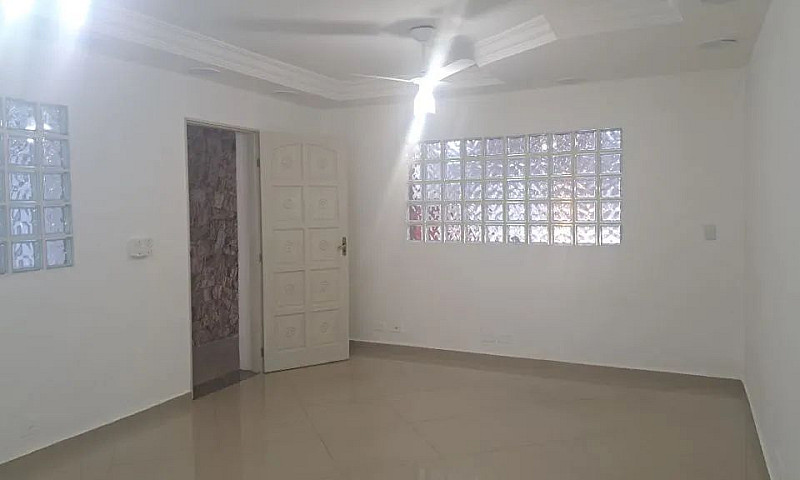 Espaçoso Sobrado Com...
