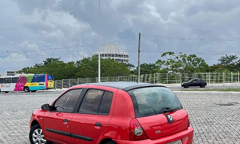 Renault Clio Authent...