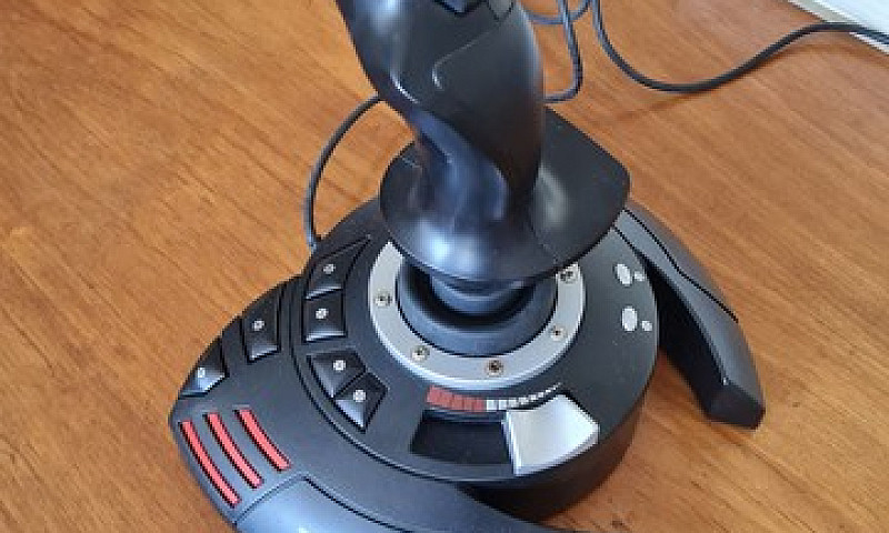 Joystick Thrusmaster...