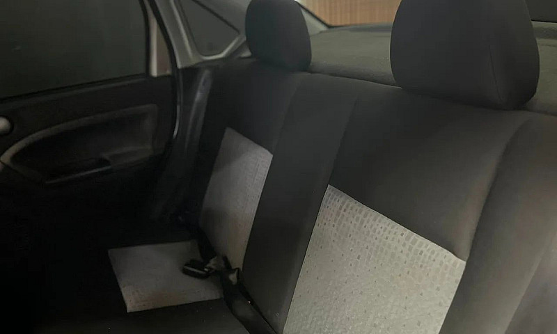 Ford Fiesta Sed. 1.6...
