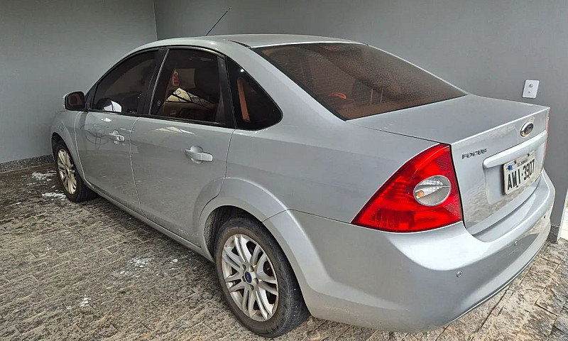 Ford Focus Sedan 2.0...