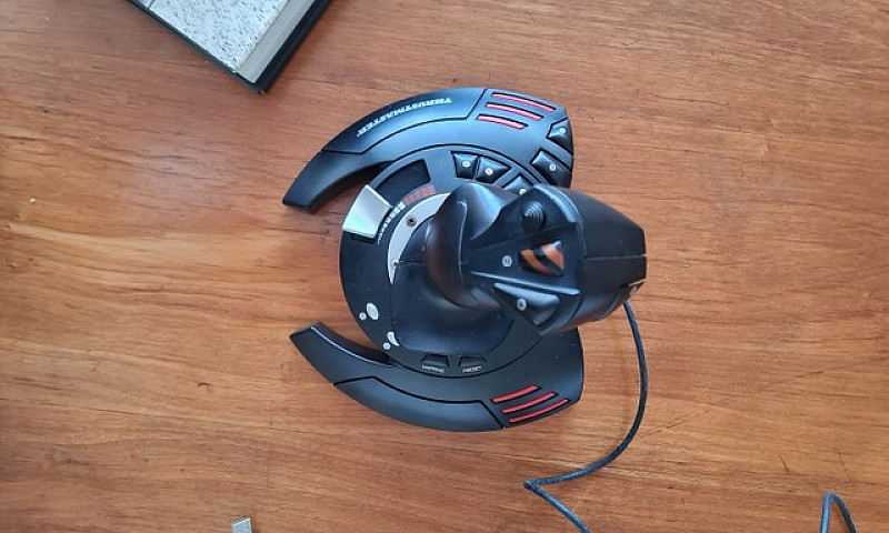 Joystick Thrusmaster...