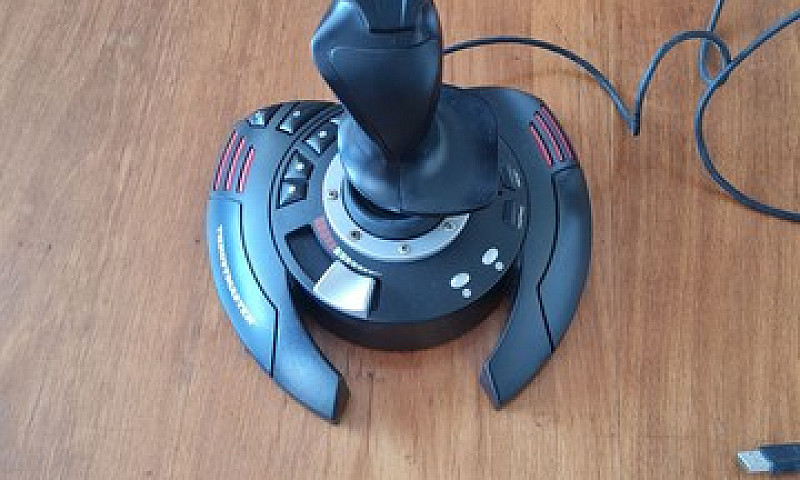 Joystick Thrusmaster...