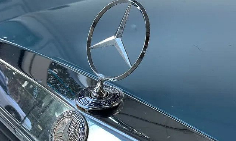 Mercedes-Benz 230E 1...