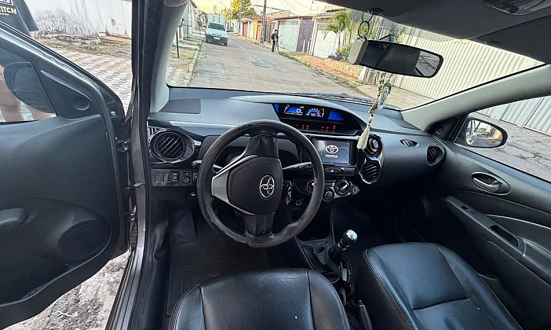 Toyota Etios X 1.3 F...