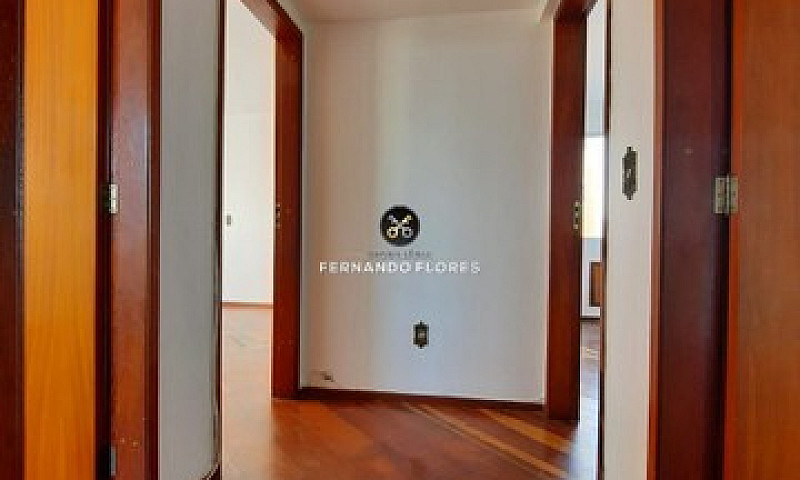 Imóvel Com Amplas Pe...