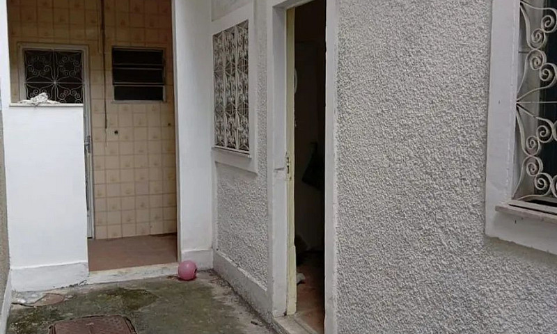 Aluga-Se Casa De 1 Q...