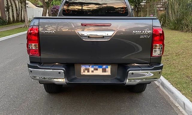 Toyota Hilux Srv 2.8...