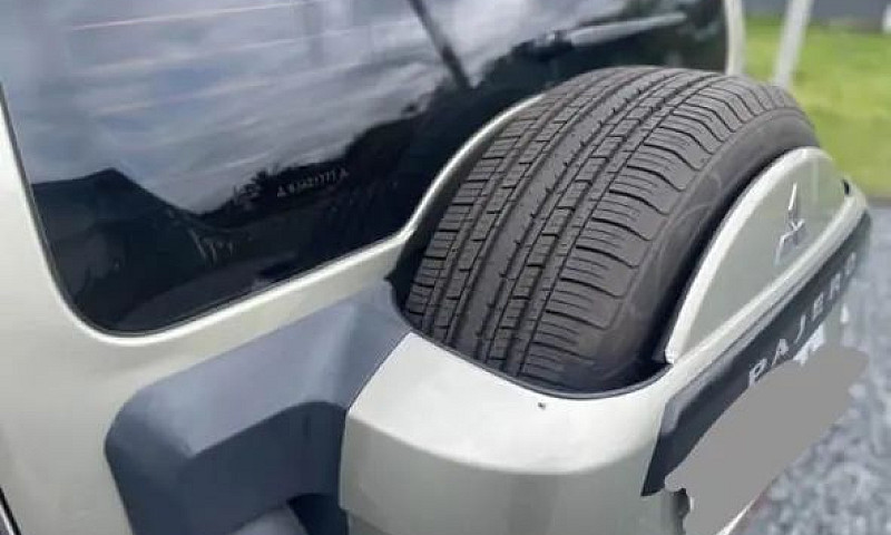 Mitsubishi Pajero Fu...