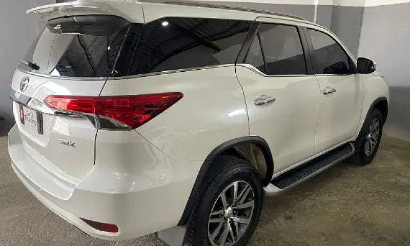 Toyota Hilux Sw4 2.8...