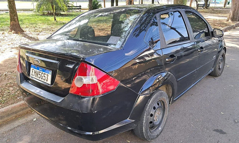 Ford Fiesta Sedan 1....