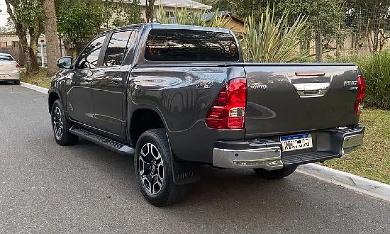 Toyota Hilux Srv 2.8...