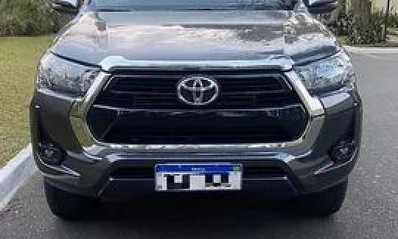 Toyota Hilux Srv 2.8...