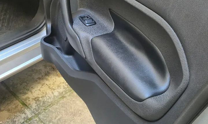 Ford Fiesta Sedan 1....