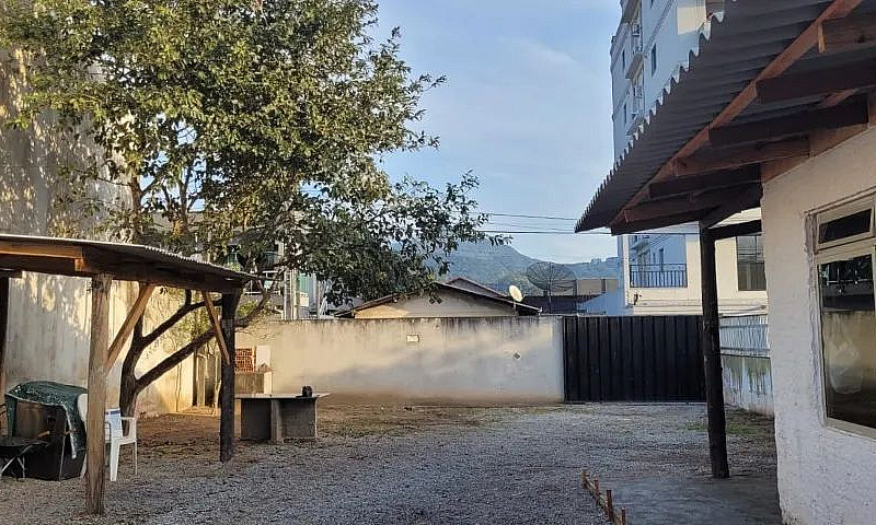 Casa Com Um Quarto A...