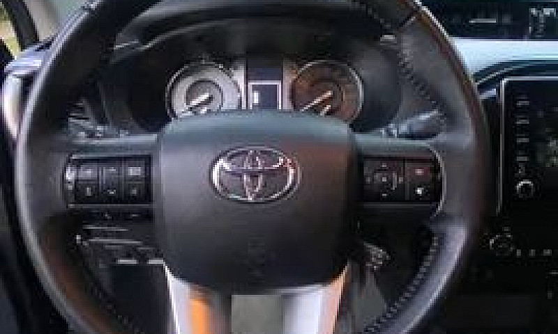 Toyota Hilux Srv 2.8...