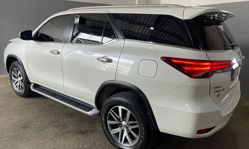 Toyota Hilux Sw4 2.8...