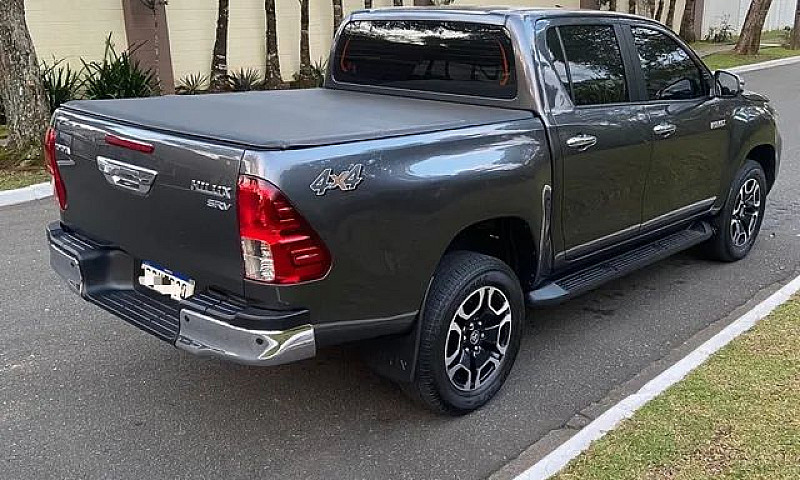 Toyota Hilux Srv 2.8...