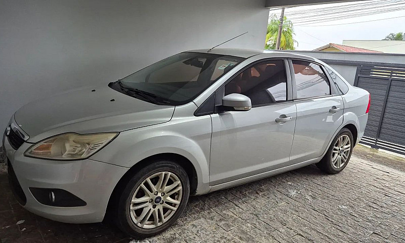 Ford Focus Sedan 2.0...