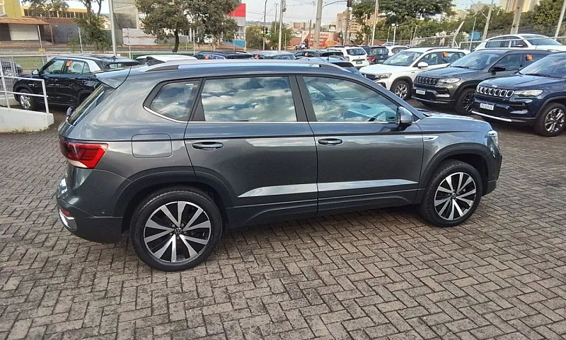 Volkswagen Taos 2023...