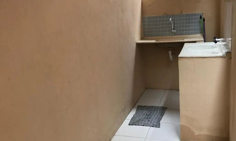 Kitnet Nos Fundos Pa...