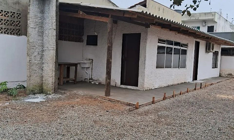 Casa Com Um Quarto A...