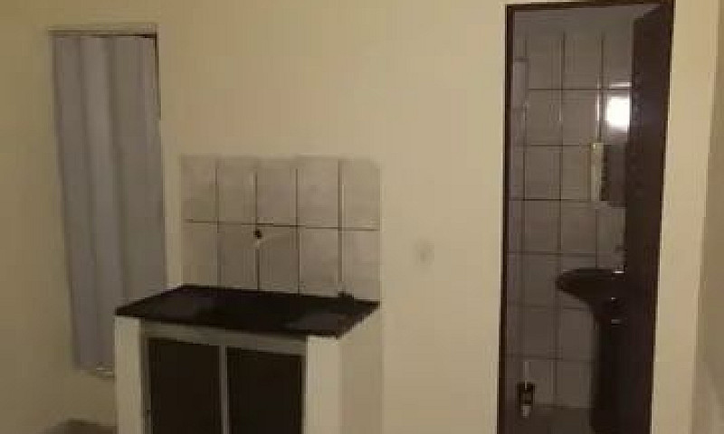 Aluga Casa De Fundos...