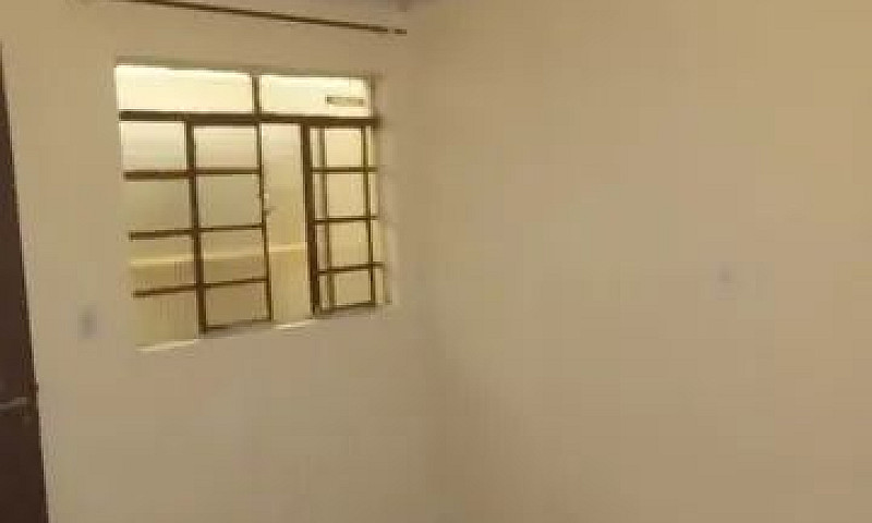 Aluga Casa De Fundos...