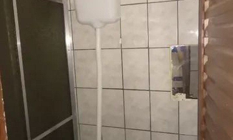 Aluga Casa De Fundos...
