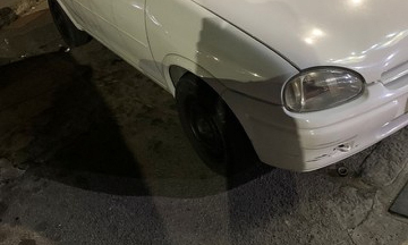 Corsa Sedã...