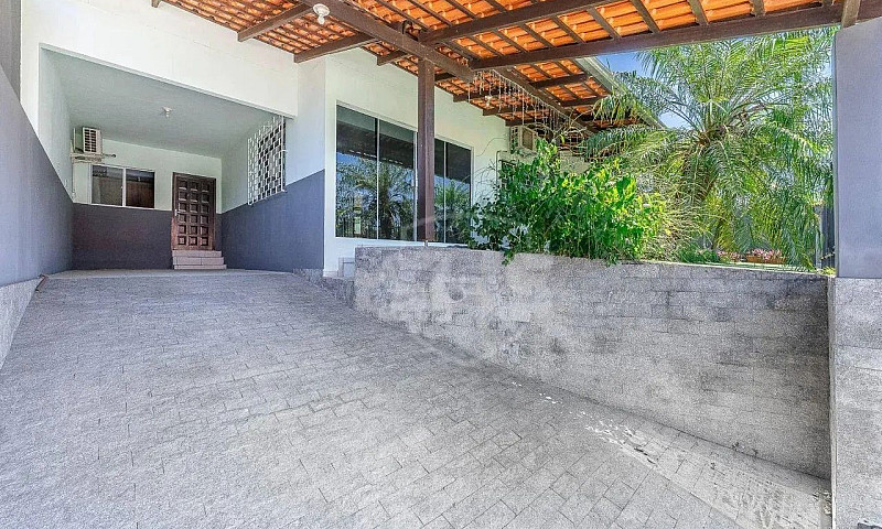 Casa Com 4 Dormitóri...
