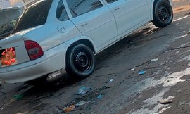 Corsa Sedã...