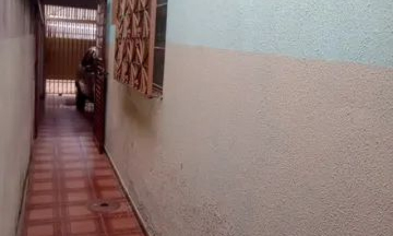 Aluga Casa De Fundos...