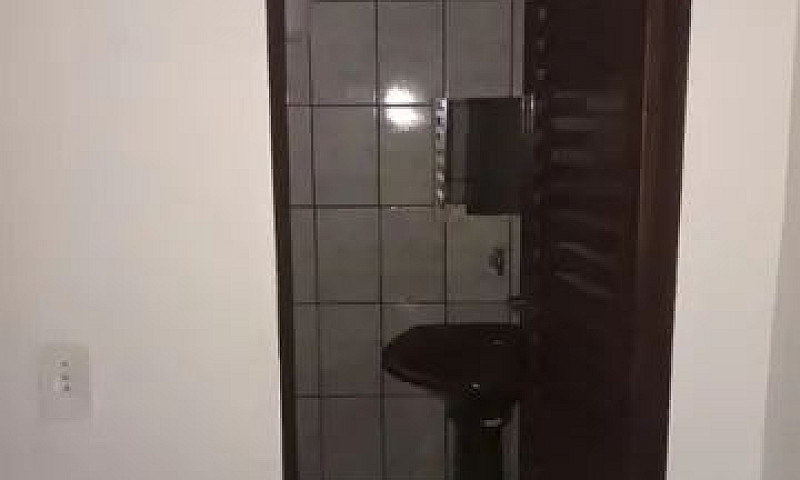 Aluga Casa De Fundos...
