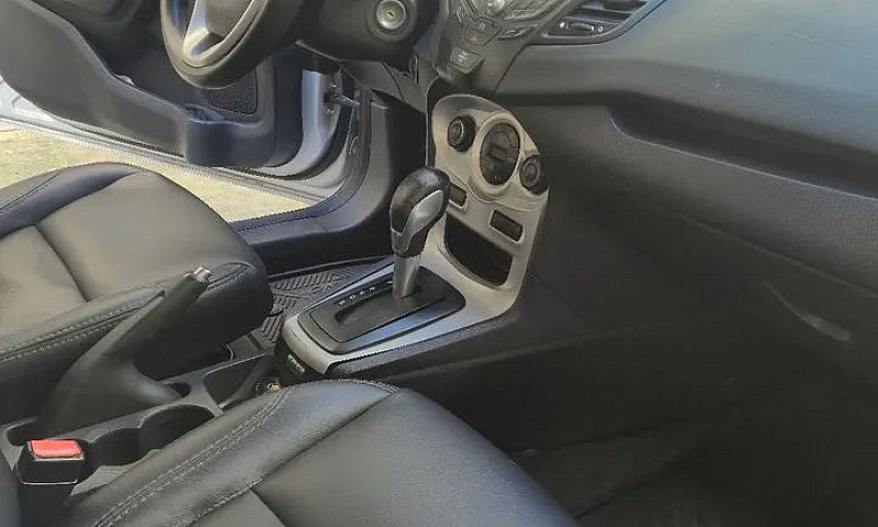 Ford Fiesta Sedan 1....