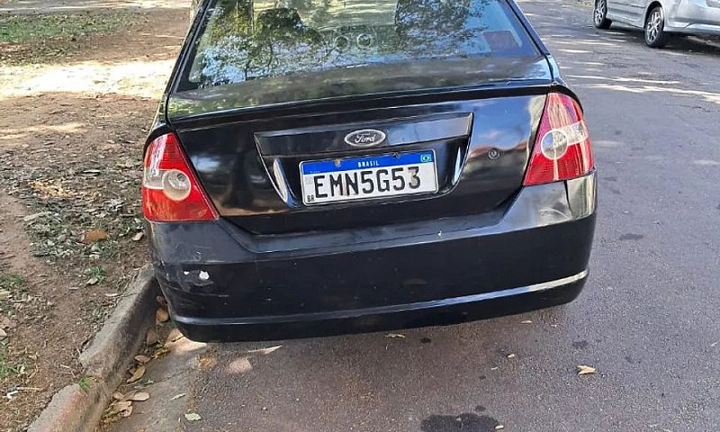 Ford Fiesta Sedan 1....